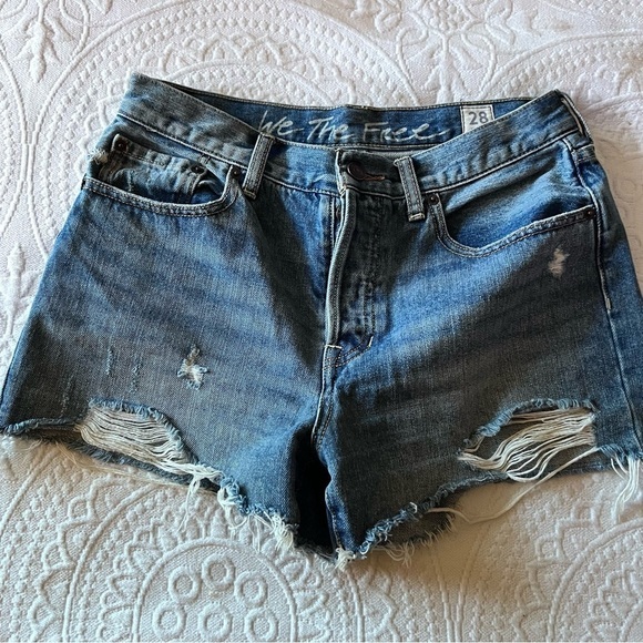 FREE PEOPLE REVOLVE Sofia Light Wash Distressed Denim Shorts size 28 - Picture 2 of 6